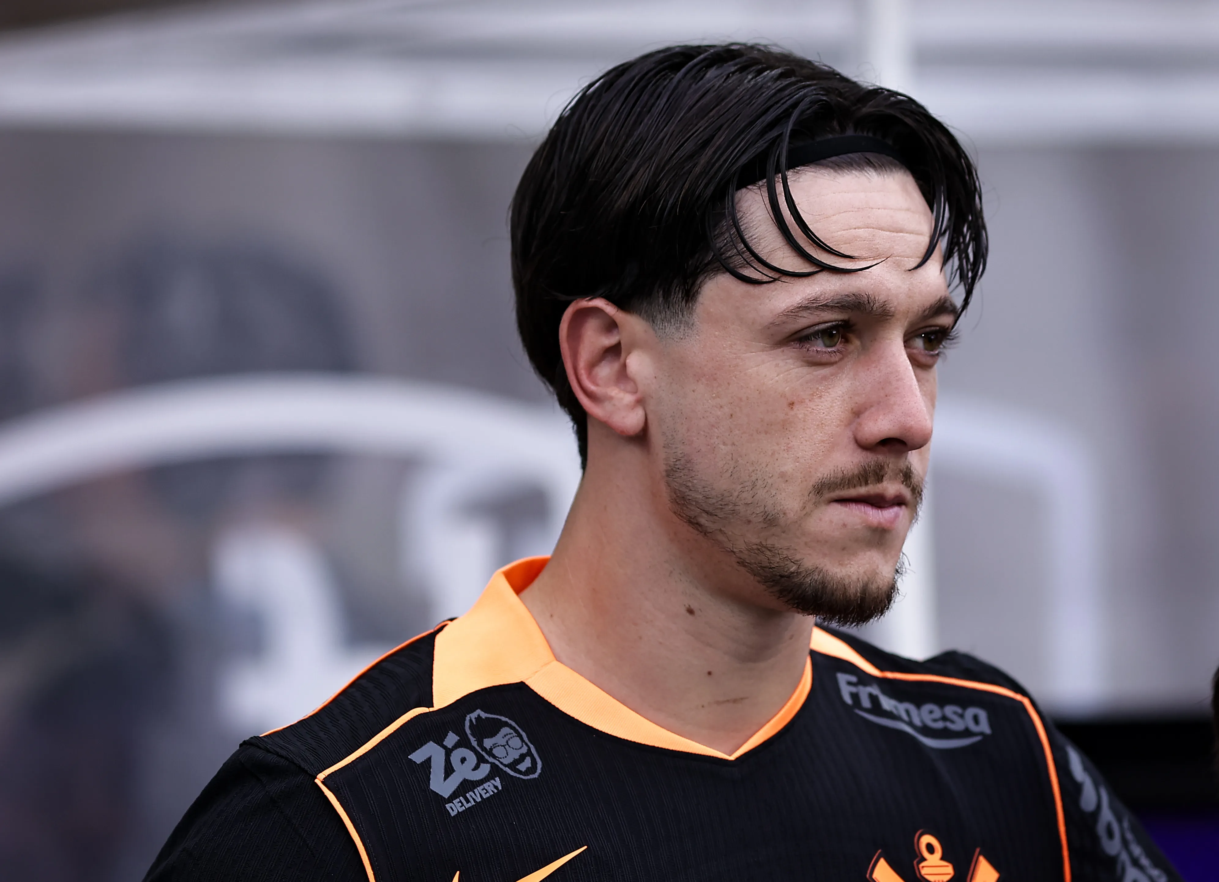 SP – SAO PAULO – 09/11/2025 – BRASILEIRO A 2025, CORINTHIANS X CEARA – Rodrigo Garro jogador do Corinthians durante entrada em campo para partida contra o Ceara no estadio Arena Corinthians pelo campeonato Brasileiro A 2025.   Foto: Fabio Giannelli/AGIF