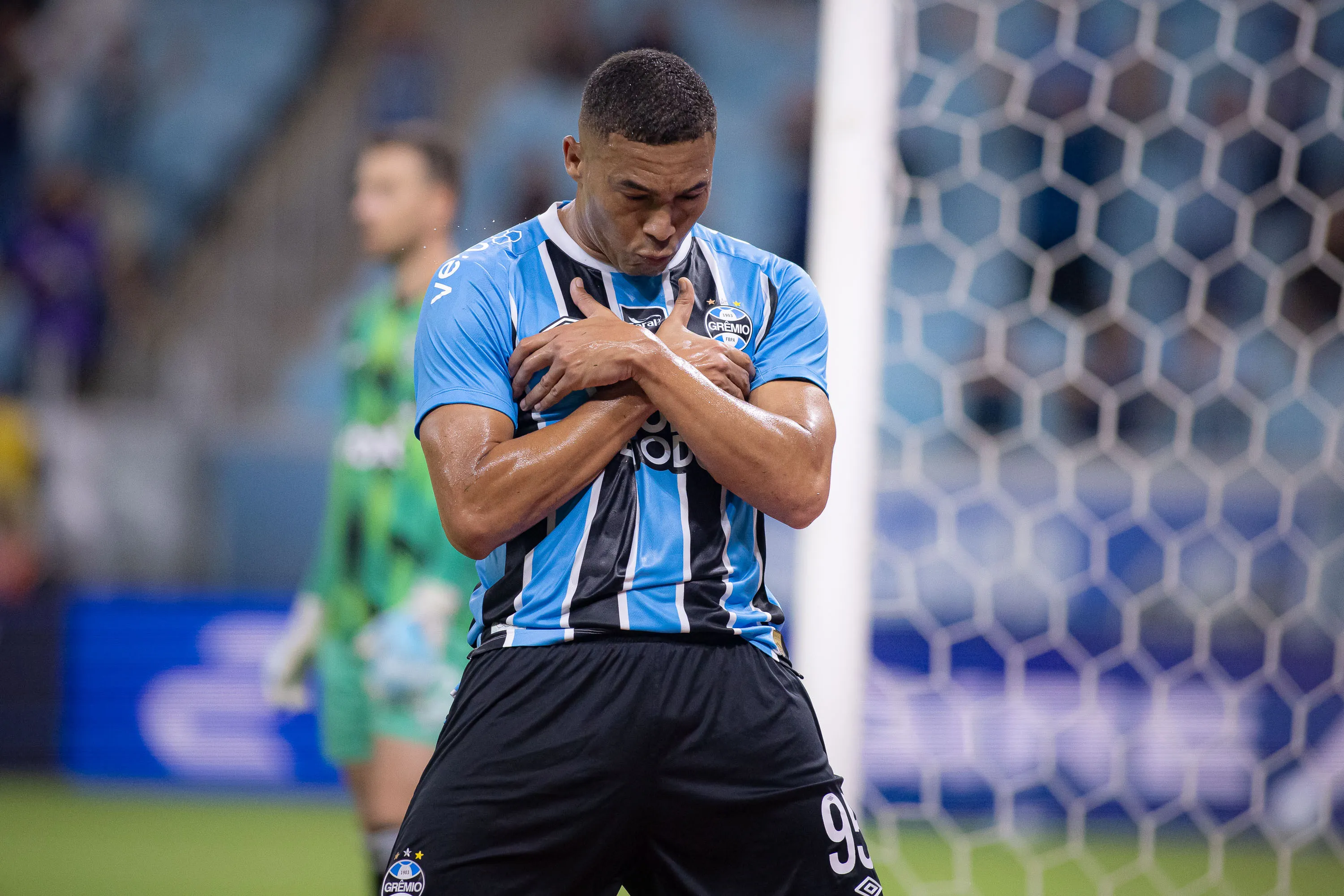 Carlos Vinicius jogador do Gremio comemora seu gol durante partida contra o Botafogo no estadio Arena do Gremio pelo campeonato Brasileiro A 2026. Foto: Maxi Franzoi/AGIF