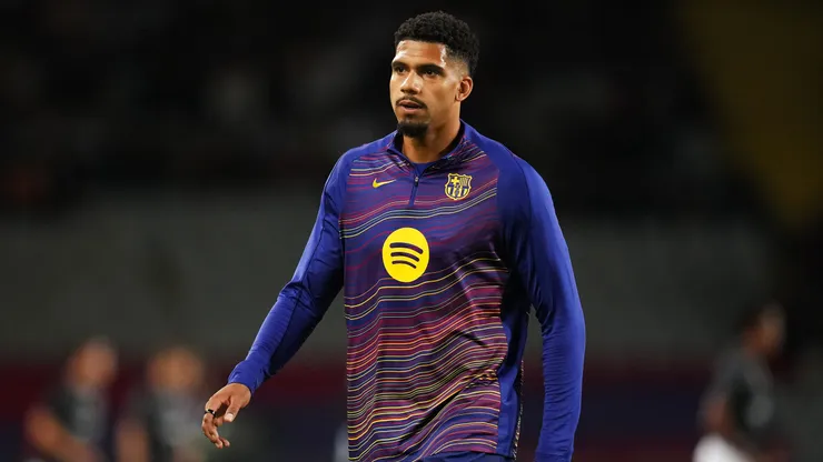 Ronald Araujo, zagueiro do Barcelona. Foto: Alex Caparros/Getty Images