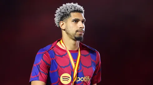 Ronald Araujo of FC Barcelona looks dejected with his runners-up medal after the team's defeat in the Super Copa de España Final match between Real Madrid and FC Barcelona on January 14, 2024 in Riyadh, Saudi Arabia. 
