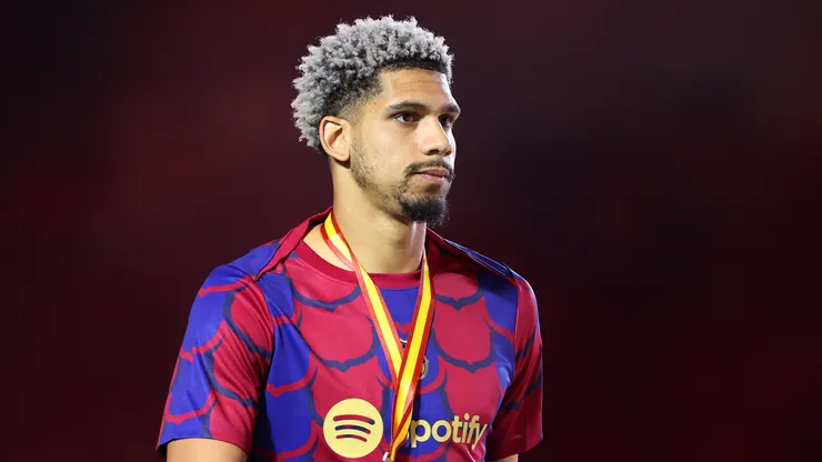 Ronald Araujo of FC Barcelona looks dejected with his runners-up medal after the team's defeat in the Super Copa de España Final match between Real Madrid and FC Barcelona on January 14, 2024 in Riyadh, Saudi Arabia.