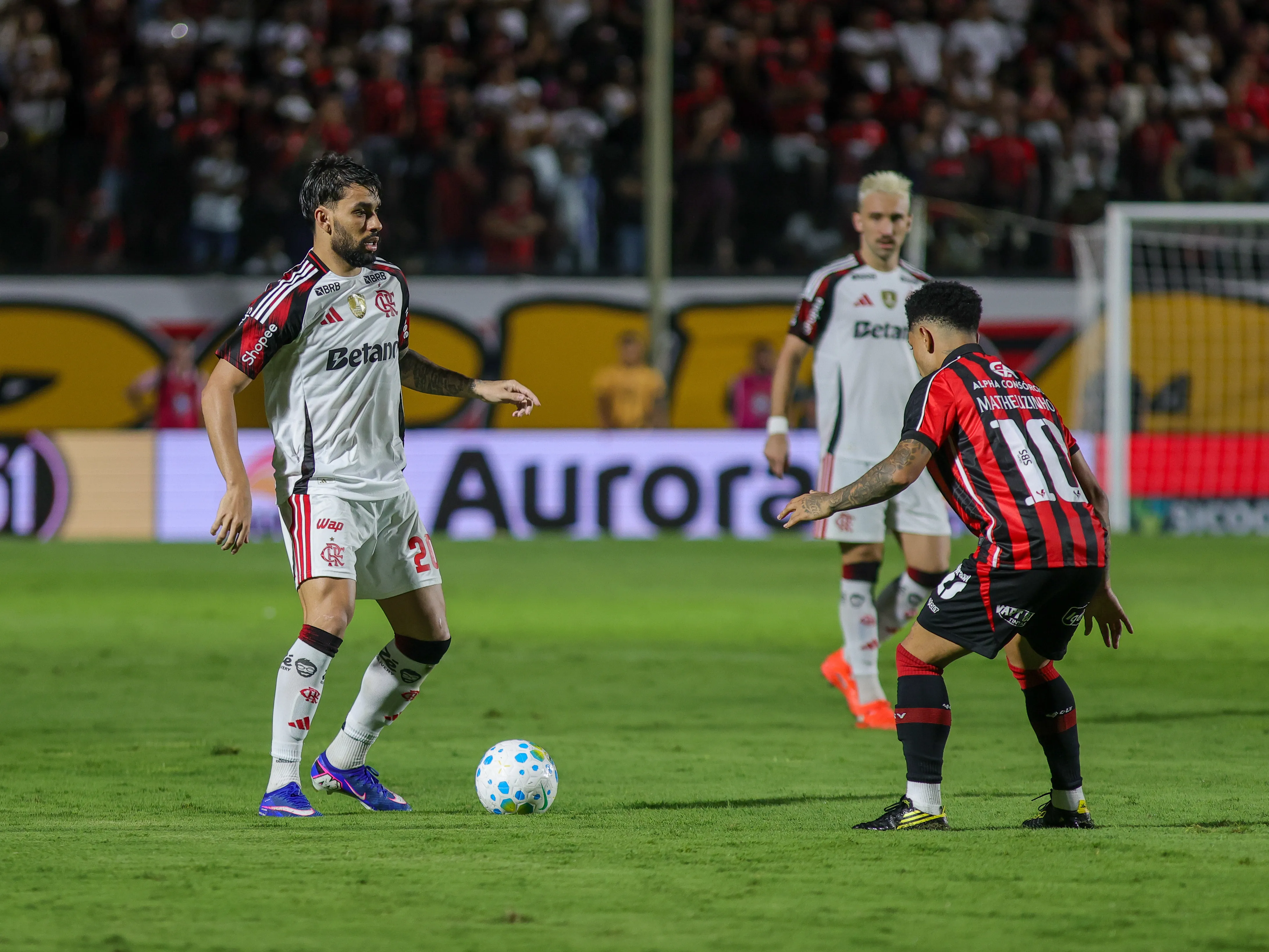 Lucas Paqueta jogador do Flamengo durante partida contra o Vitoria no estadio Barradao pelo campeonato Brasileiro A 2026. Foto: Marcio Jose/AGIF