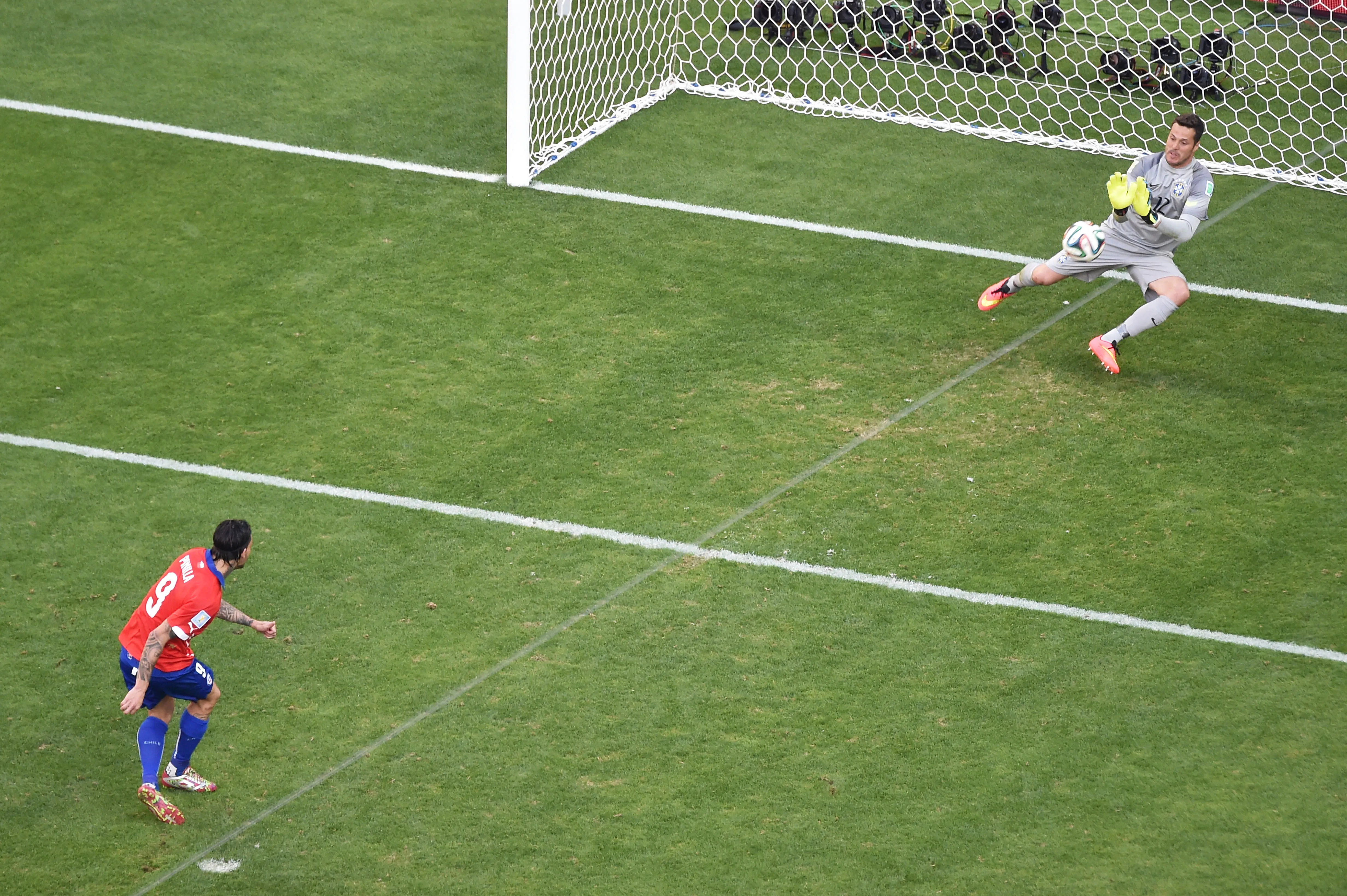 Mauricio Pinilla perde o pênalti cobrado em confronto diante do Brasil.  (Photo by Francois Xavier Marit – Pool/Getty Images)
