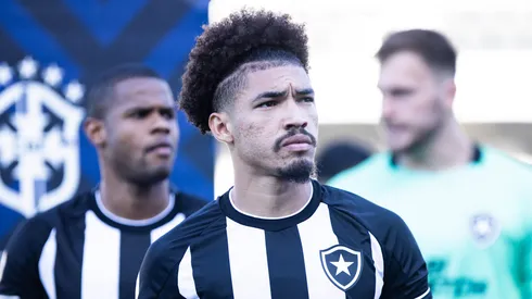 Adryelson jogador do Botafogo durante partida contra o Santos no estadio Vila Belmiro pelo campeonato Brasileiro A 2023. Foto: Abner Dourado/AGIF
