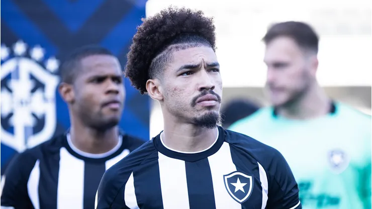 Adryelson jogador do Botafogo durante partida contra o Santos no estadio Vila Belmiro pelo campeonato Brasileiro A 2023. Foto: Abner Dourado/AGIF