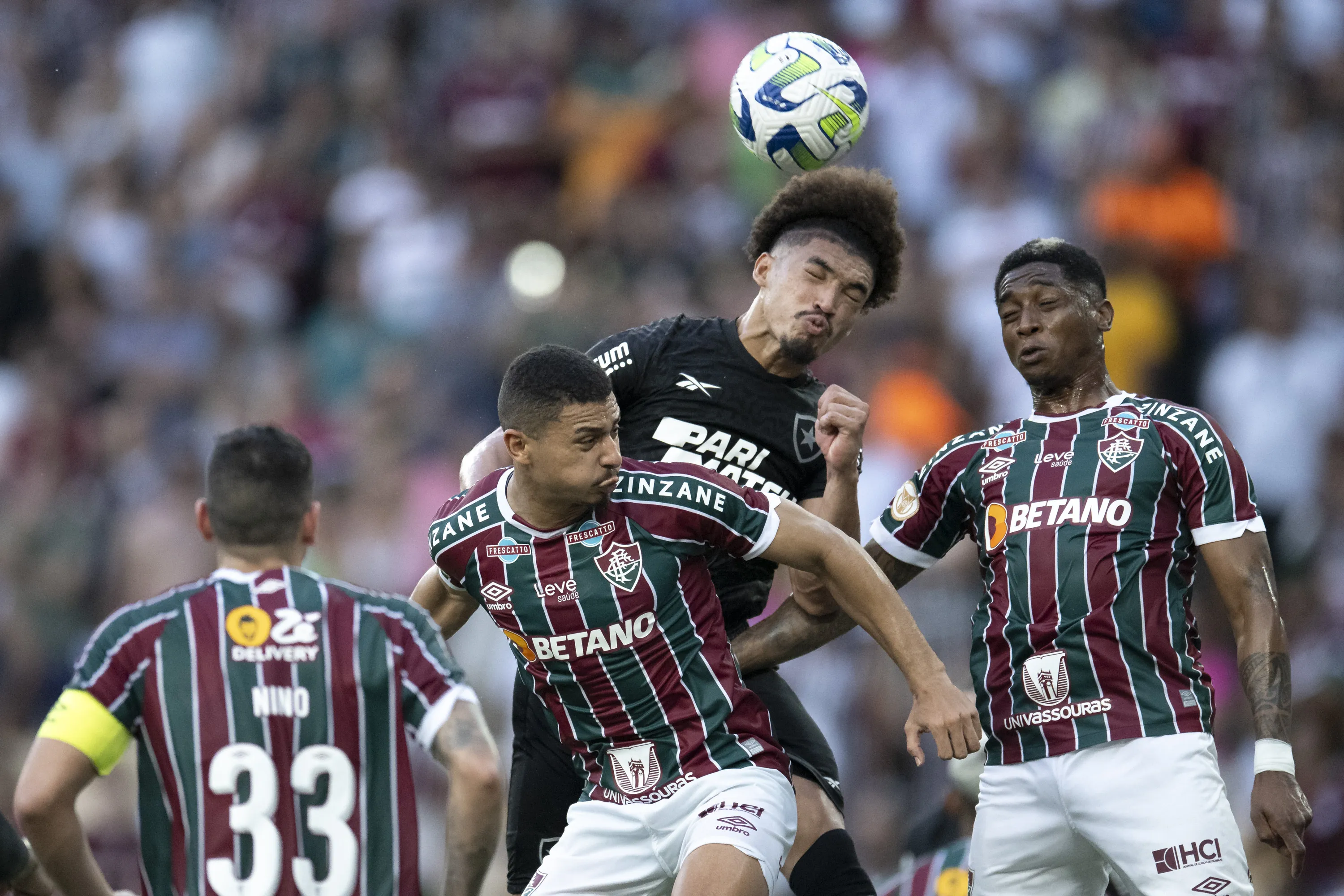 Yony Gonzalez jogador do Fluminense disputa lance com Adryelson jogador do Botafogo durante partida no estadio Maracana pelo campeonato Brasileiro A 2023. Foto: Jorge Rodrigues/AGIF