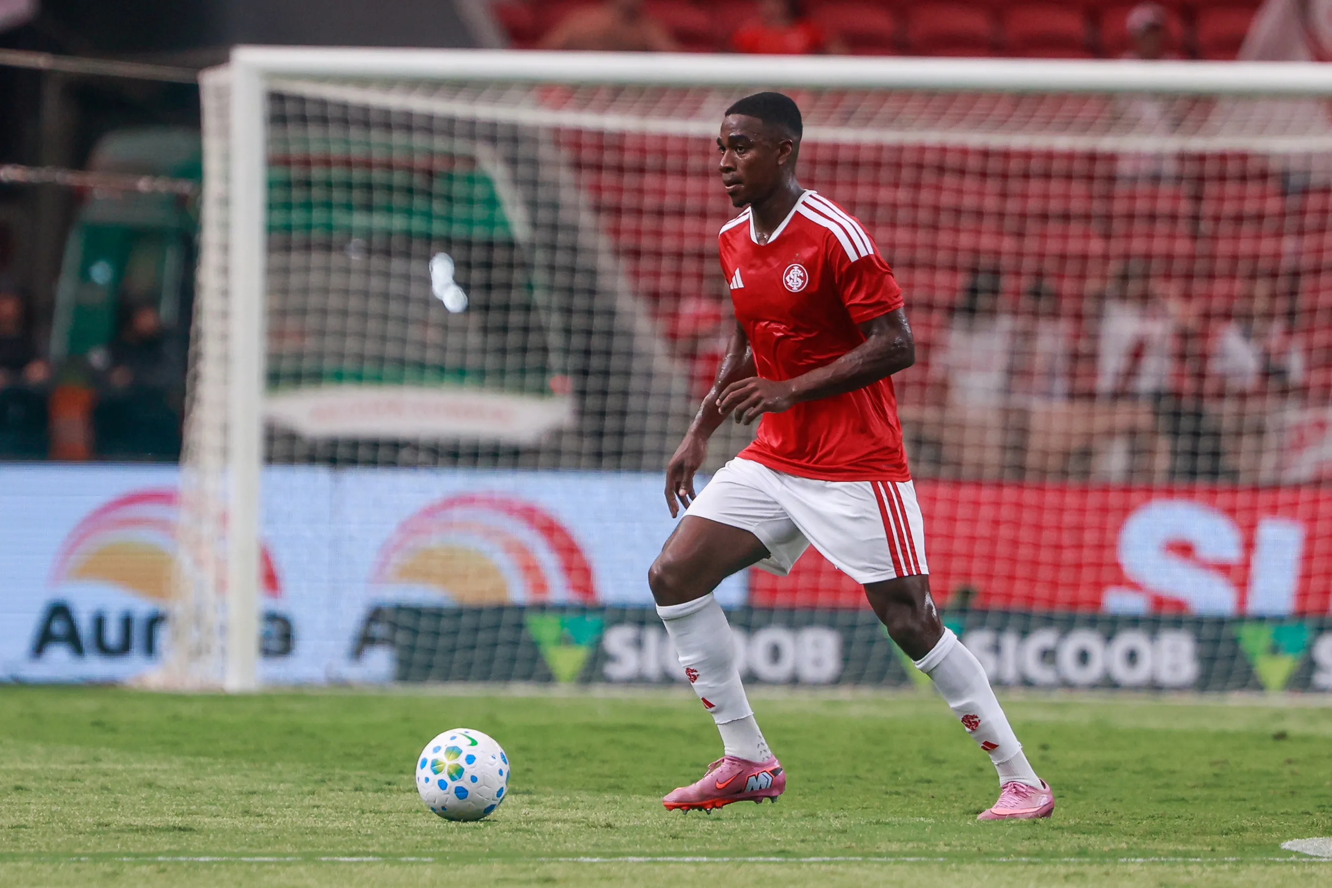 RS – PORTO ALEGRE – 28/01/2026 – BRASILEIRO A 2026, INTERNACIONAL X ATHLETICO-PR – Victor Gabriel jogador do Internacional durante partida contra o Athletico-PR no estadio Beira-Rio pelo campeonato Brasileiro A 2026. Foto: Luiz Erbes/AGIF