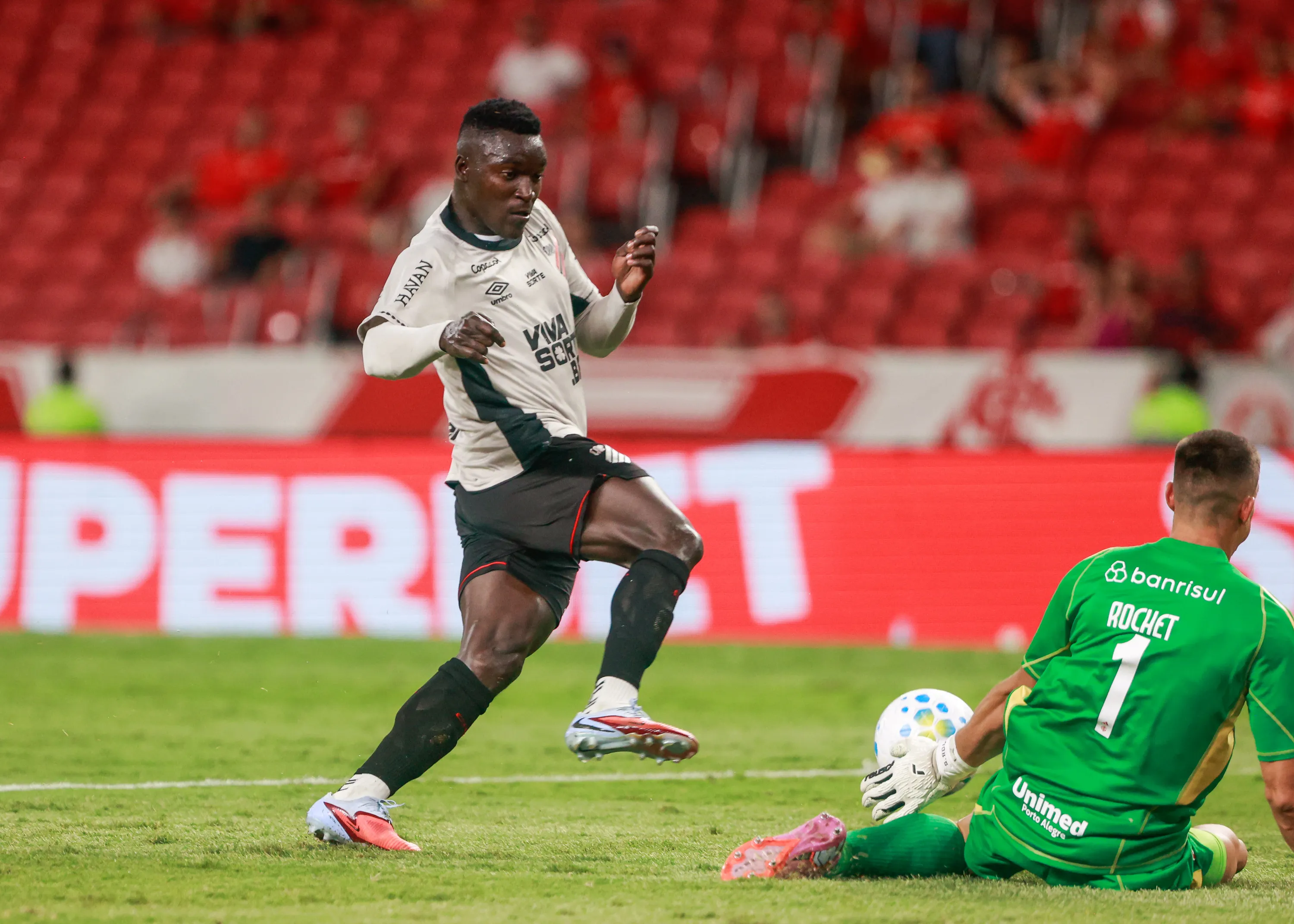 RS – PORTO ALEGRE – 28/01/2026 – BRASILEIRO A 2026, INTERNACIONAL X ATHLETICO-PR – Sergio Rochet jogador do Internacional disputa lance com Stiven Mendoza jogador do Athletico-PR durante partida no estadio Beira-Rio pelo campeonato Brasileiro A 2026. Foto: Luiz Erbes/AGIF