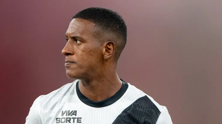 Robert Renan jogador do Vasco durante partida contra o Flamengo no estadio Maracana pelo campeonato Carioca 2026. Foto: Thiago Ribeiro/AGIF