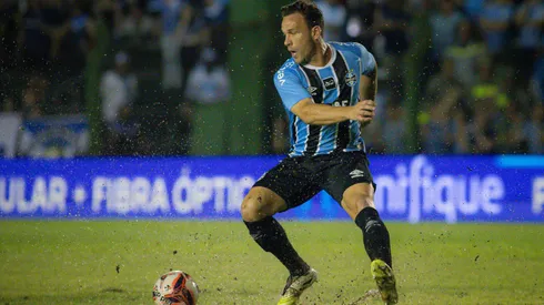 Arthur é um dos destaques no meio do Grêmio. Foto: Maxi Franzoi/AGIF
