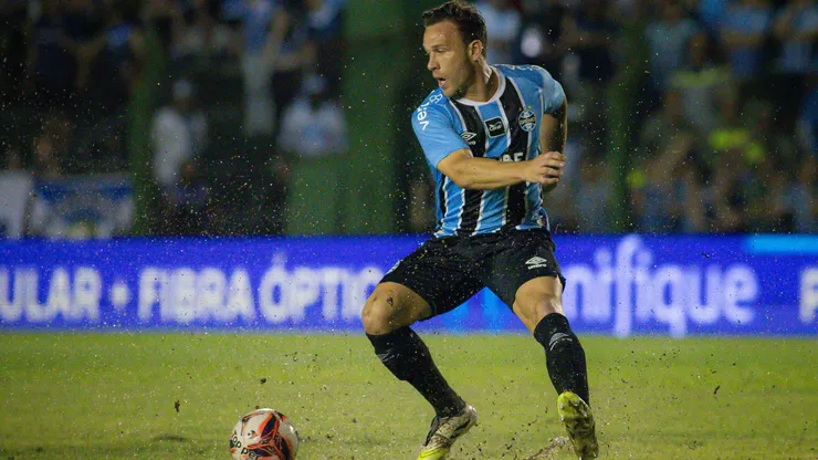 Arthur é um dos destaques no meio do Grêmio. Foto: Maxi Franzoi/AGIF