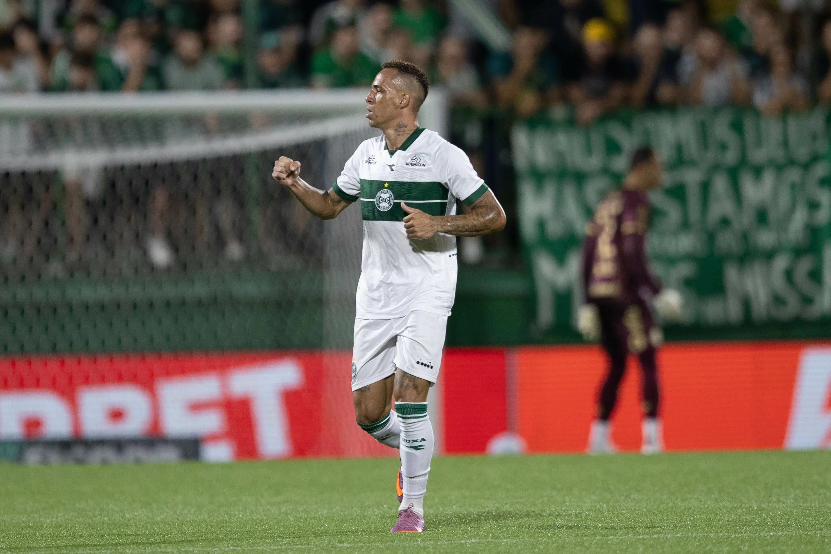 Breno Lopes jogador do Coritiba comemora seu gol durante partida contra o Chapecoense no estadio Arena Conda pelo campeonato Brasileiro A 2026. Foto: Liamara Polli/AGIF