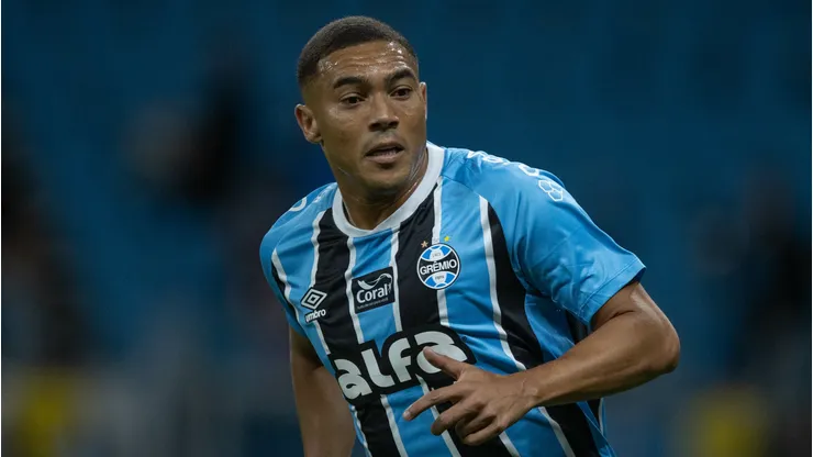 Carlos Vinicius jogador do Gremio durante partida contra o Cruzeiro no estadio Arena do Gremio pelo campeonato Brasileiro A 2025. Foto: Liamara Polli/AGIF