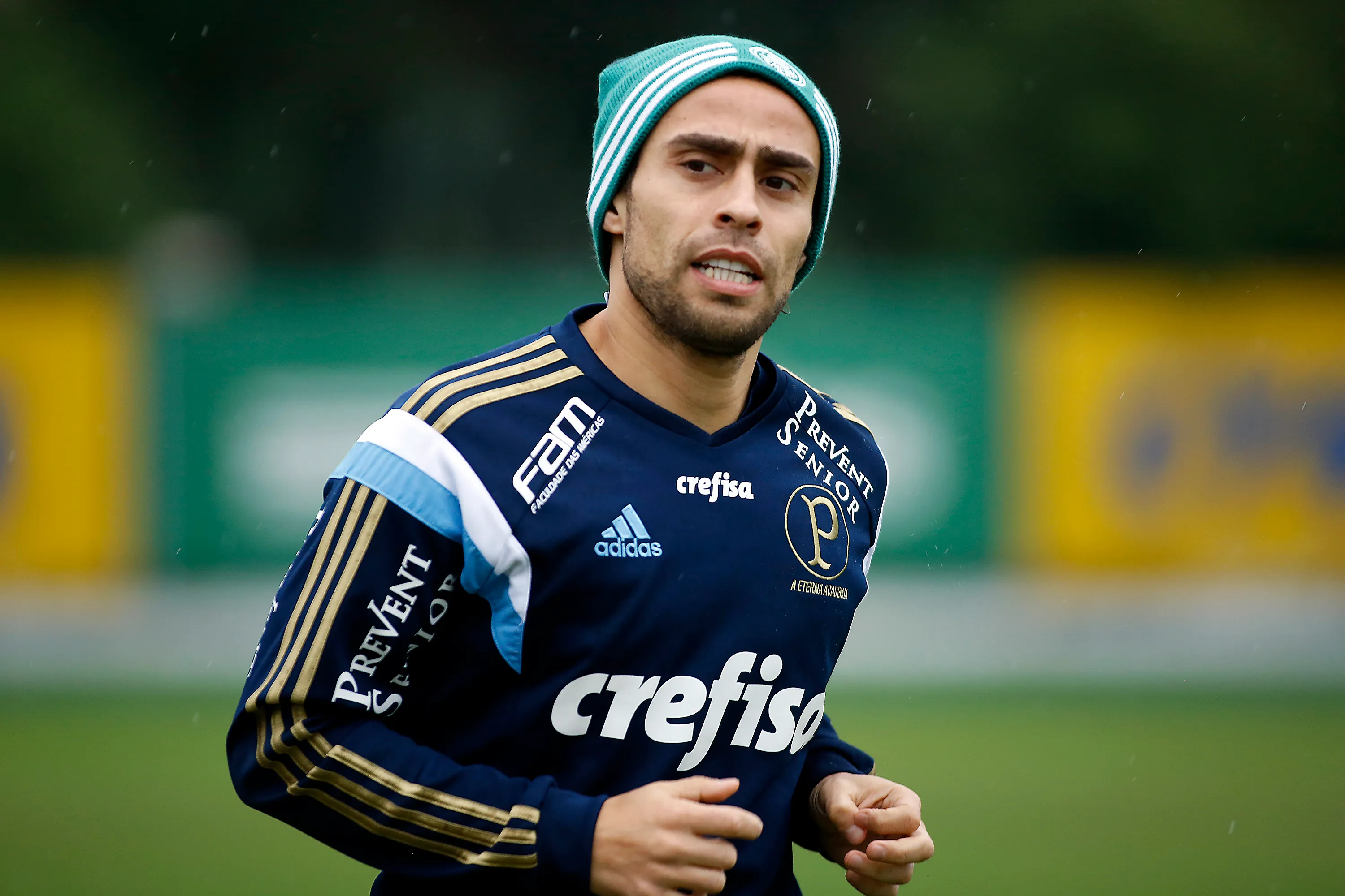 SAO PAULO – SP – 07/07/2015 – TREINO DO PALMEIRAS – Valdivia durante treino do Palmeiras no CT Academia de Futebol – Barra Funda. Foto: Daniel Vorley/AGIF.