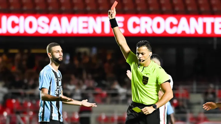 Wagner Leonardo jogador do Grêmio recebe cartão vermelho do árbitro durante partida contra o São Paulo no estádio Morumbi pelo campeonato Brasileiro A 2026. Foto: Jota Erre/AGIF