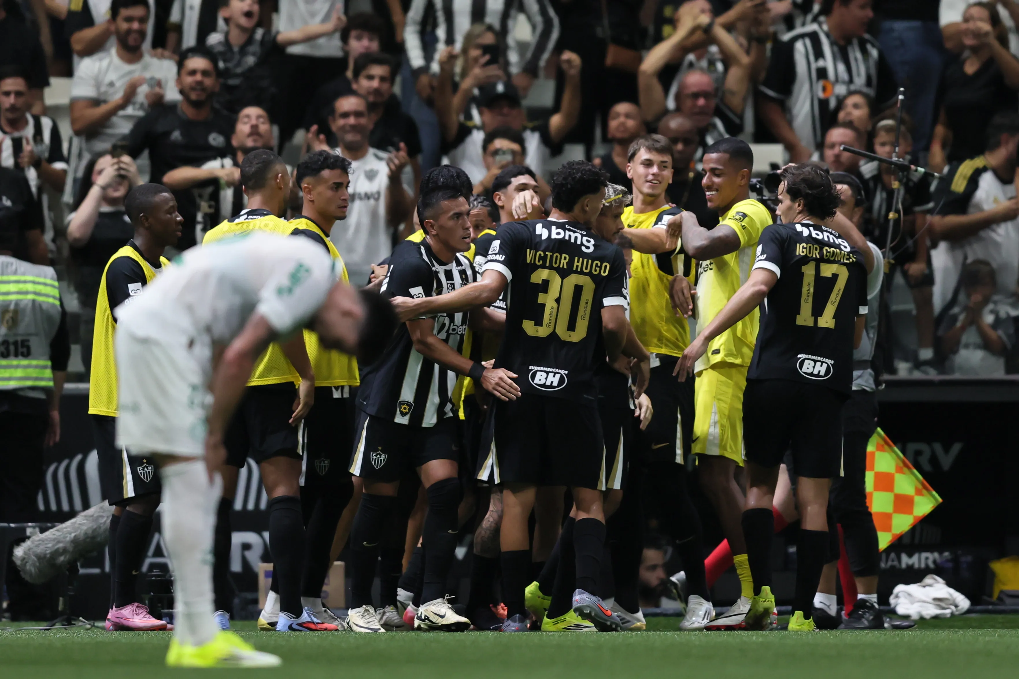 Gustavo Scarpa jogador do Atletico comemora gol com jogadores do seu time durante partida contra o Palmeiras no estadio Arena MRV pelo campeonato Brasileiro A 2026. Foto: Gilson Lobo/AGIF