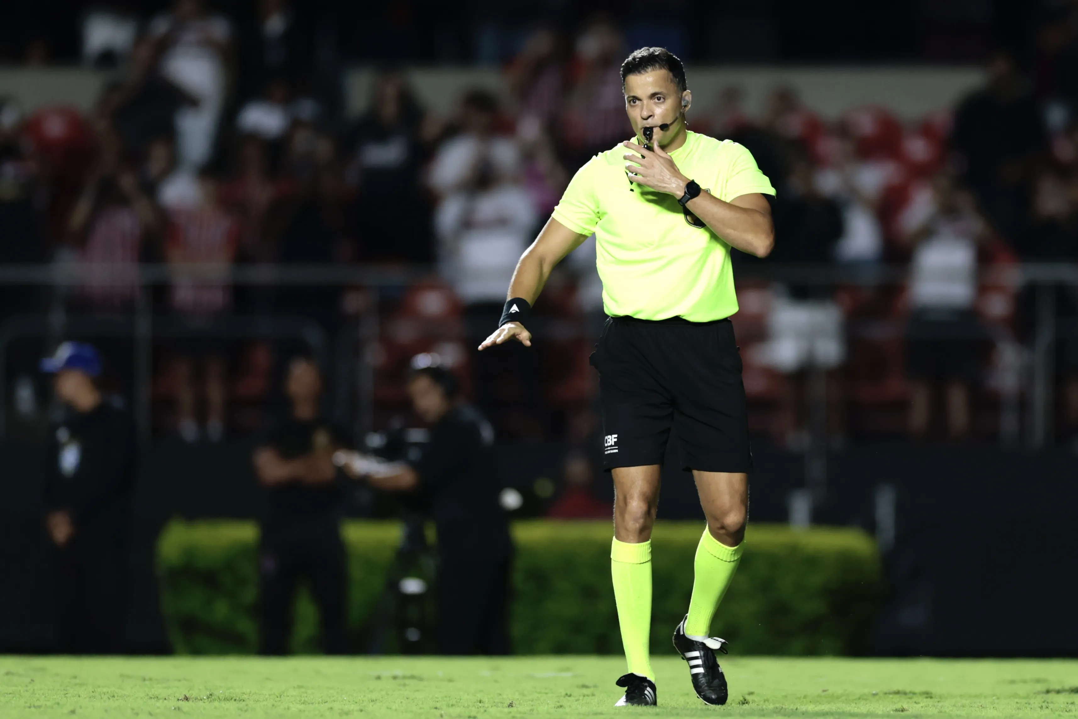 SP – SAO PAULO – 11/02/2026 – BRASILEIRO A 2026, SAO PAULO X GREMIO – O arbitro Savio Pereira Sampaio durante partida entre Sao Paulo e Gremio no estadio Morumbi pelo campeonato Brasileiro A 2026. Foto: Marcello Zambrana/AGIF