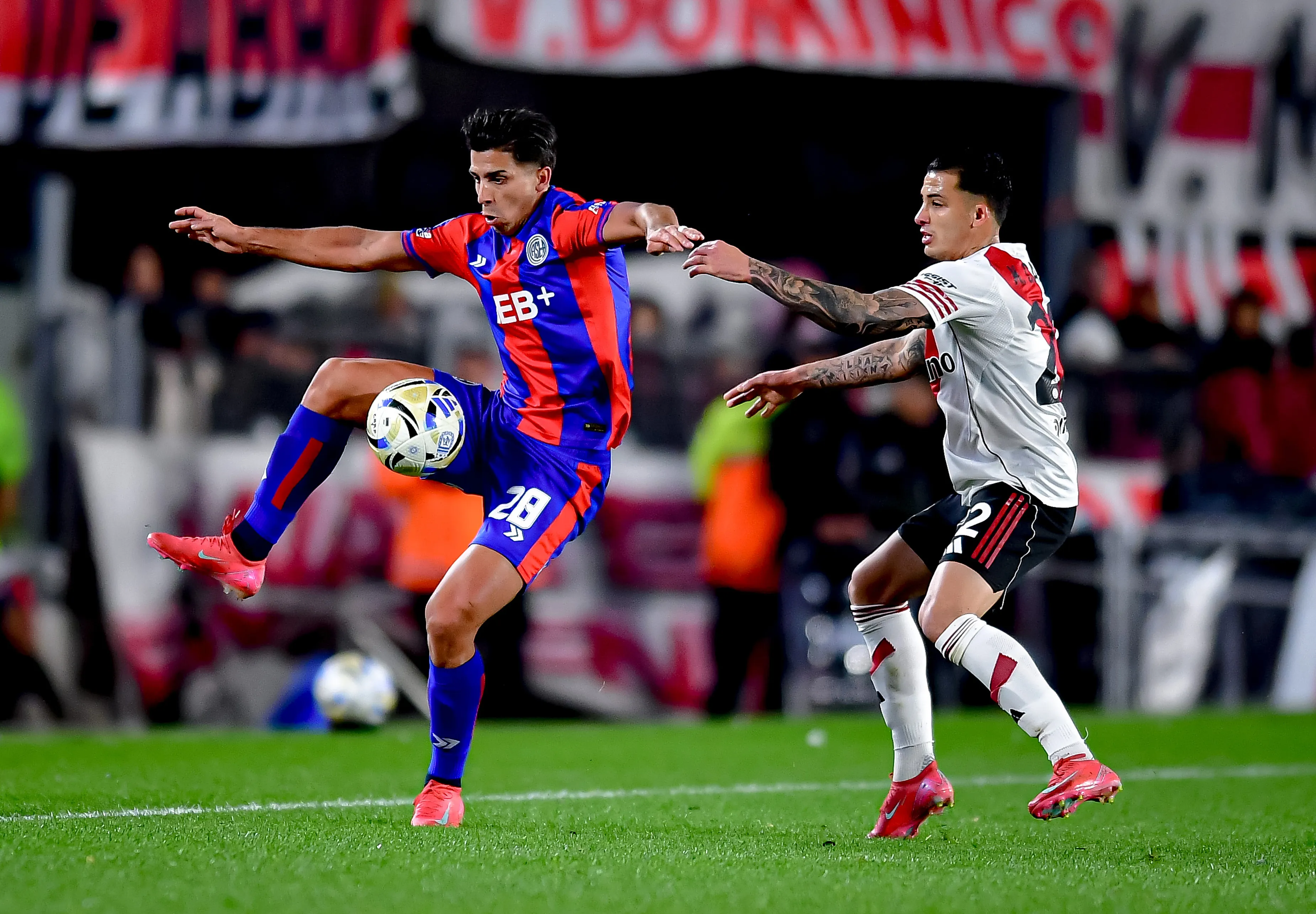 BUENOS AIRES, ARGENTINA – JULY 27:Alexis Cuello #28 of San Lorenzo battles for possession against Kevin Castaño #22 of River Plate during a Torneo Clausura Betano 2025 match between River Plate and San Lorenzo at Estadio Más Monumental Antonio Vespucio Liberti on July 27, 2025 in Buenos Aires, Argentina. (Photo by Marcelo Endelli/Getty Images)