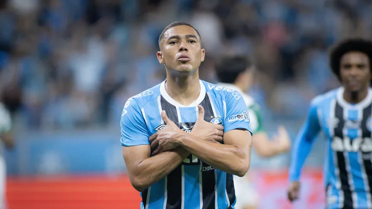 Carlos Vinícius jogador do Grêmio comemora seu gol durante partida contra o Palmeiras no estádio Arena do Grêmio pelo campeonato Brasileiro A 2025. Foto: Maxi Franzoi/AGIF