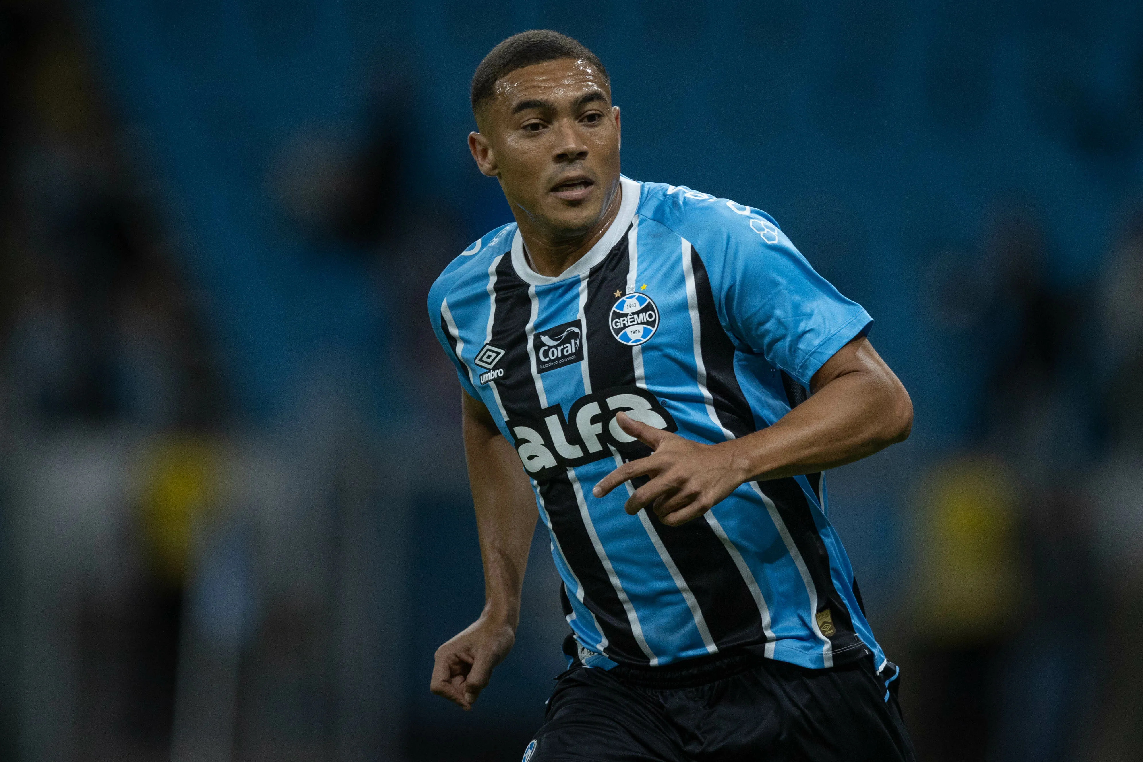 RS – PORTO ALEGRE – 05/11/2025 – BRASILEIRO A 2025, GREMIO X CRUZEIRO – Carlos Vinicius jogador do Gremio durante partida contra o Cruzeiro no estadio Arena do Gremio pelo campeonato Brasileiro A 2025. Foto: Liamara Polli/AGIF