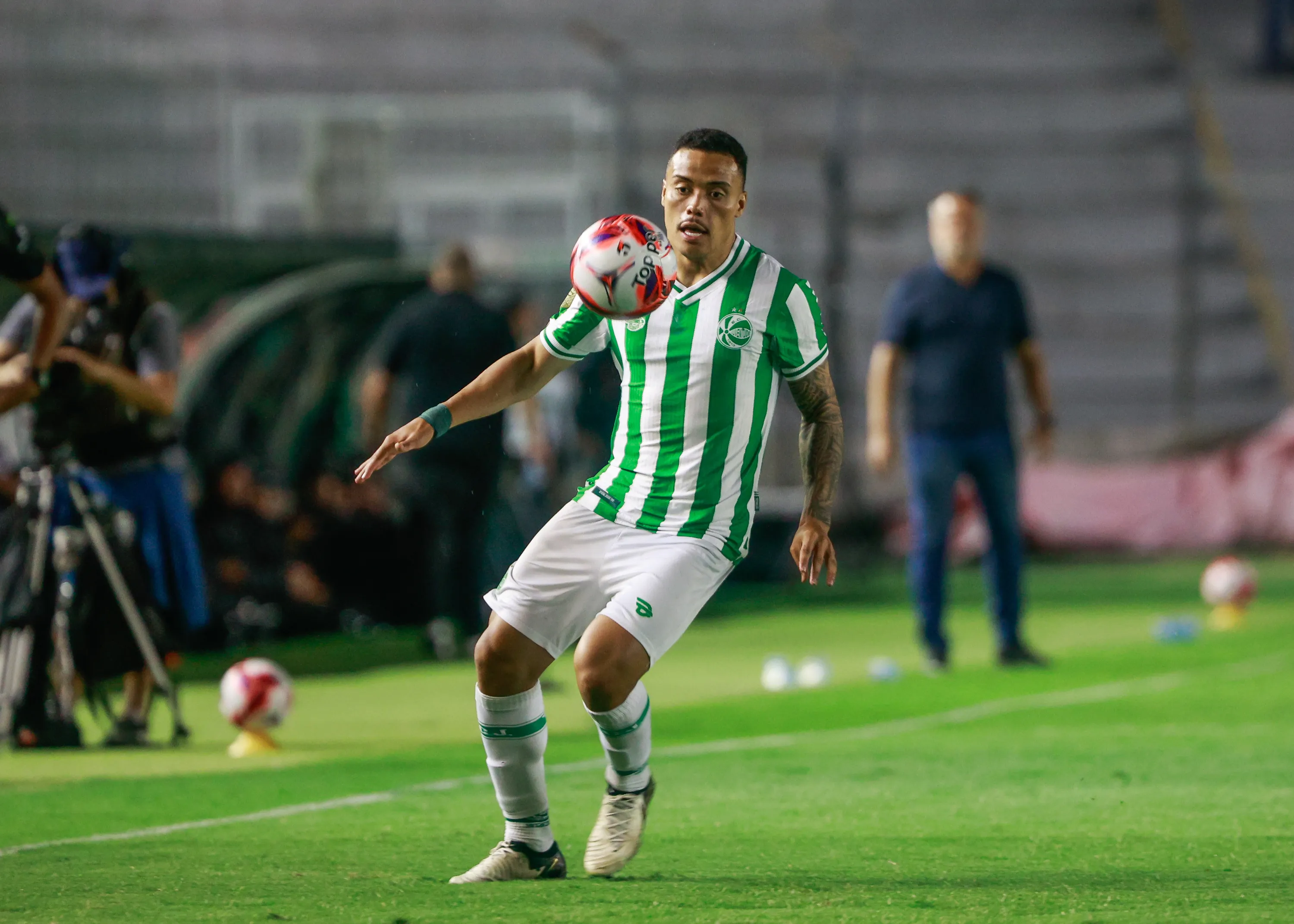 RS – CAXIAS DO SUL – 09/02/2026 – GAUCHO 2026, JUVENTUDE X SAO JOSE – Mandaca jogador do Juventude durante partida contra o Sao Jose no estadio Alfredo Jaconi pelo campeonato Gaucho 2026. Foto: Luiz Erbes/AGIF