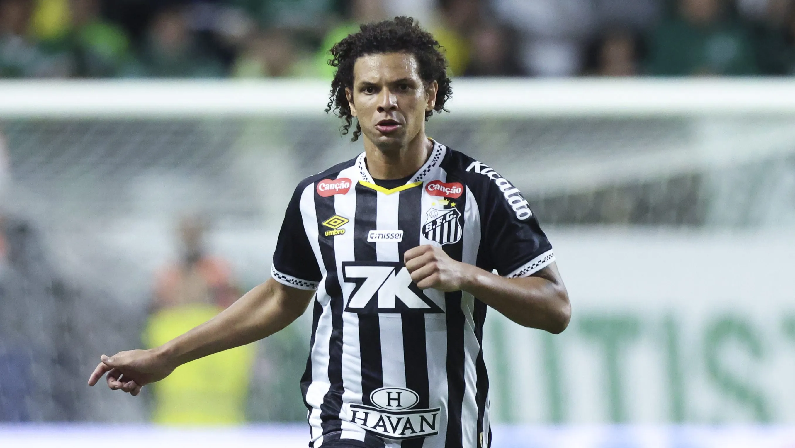 Willian Arão em campo pelo Santos. (Photo by Alexandre Schneider/Getty Images)