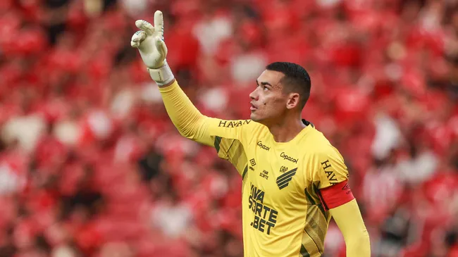 Santos, goleiro do Athletico-PR. Foto: Luiz Erbes/AGIF