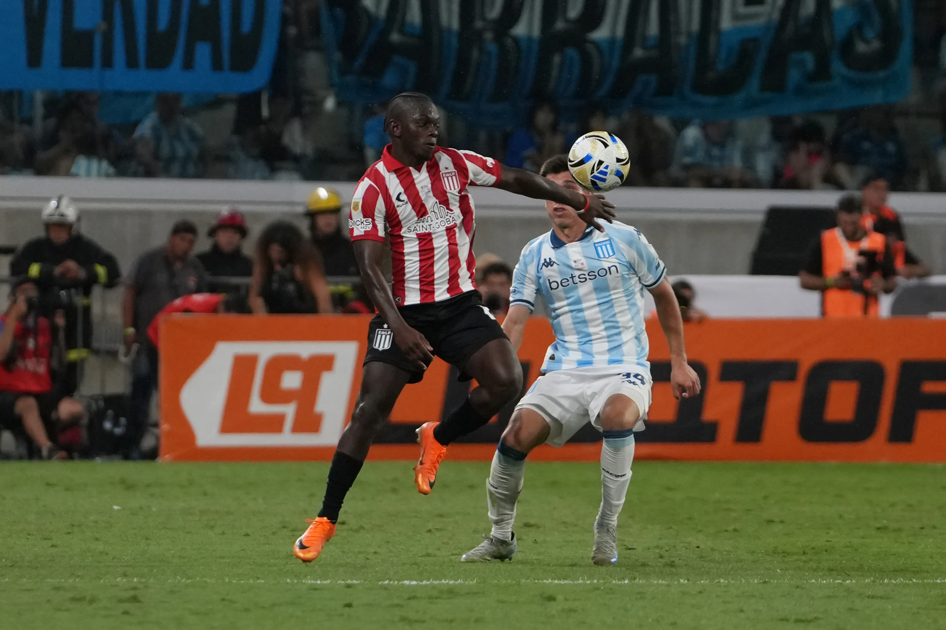 SANTIAGO DEL ESTERO, ARGENTINA – DECEMBER 13: Edwuin Cetre of Estudiantes La Plata battles for possession against Facundo Mura of Racing Club during the Torneo Clausura Betano 2025 Final match between  Racing Club and Estudiantes at Estadio Unico Madre de Ciudades on December 13, 2025 in Santiago del Estero, Argentina. (Photo by Joaquín Camiletti/Getty Images)