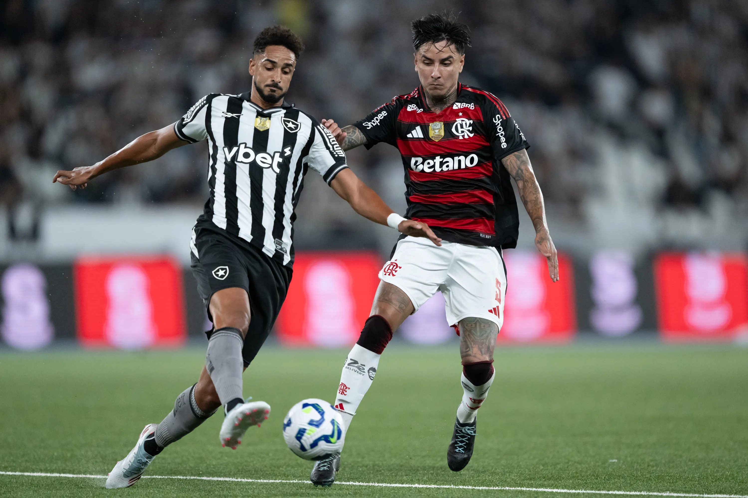 Pulgar pode ter saída facilitada do Flamengo – Foto: Jorge Rodrigues/AGIF.