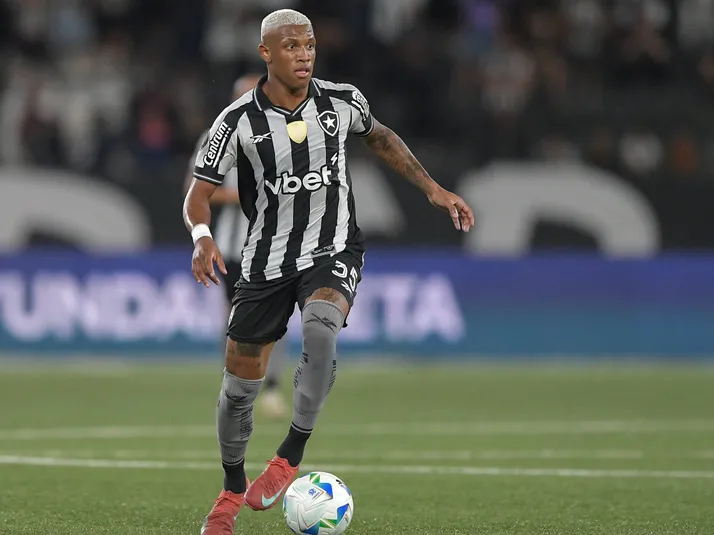 Danilo pode desfalcar o Botafogo em clássico contra o Flamengo