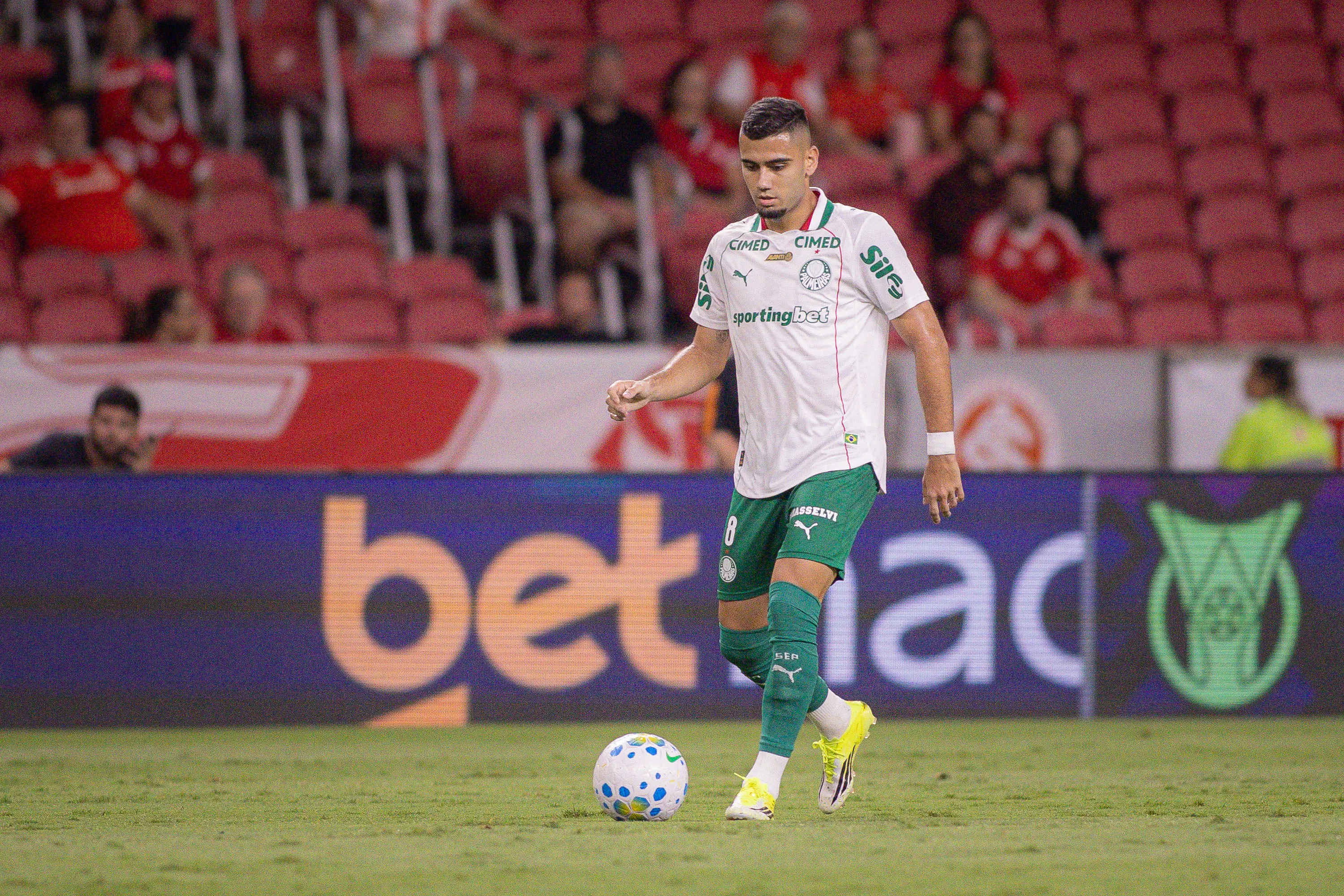 RS – PORTO ALEGRE – 12/02/2026 – BRASILEIRO A 2026, INTERNACIONAL X PALMEIRAS – Andreas Pereira jogador do Palmeiras durante partida contra o Internacional no estadio Beira-Rio pelo campeonato Brasileiro A 2026. Foto: Maxi Franzoi/AGIF
