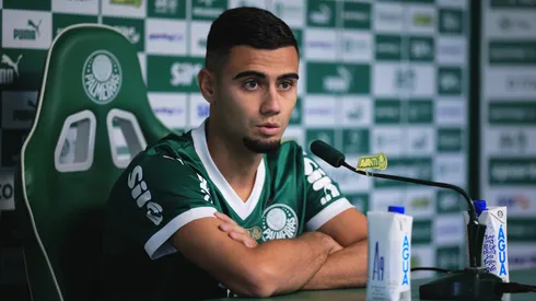 Andreas Pereira fala aos jornalista durante sua apresentacao oficial como jogador do Palmeiras em coletiva de imprensa realizada no CT Academia de Futebol.
