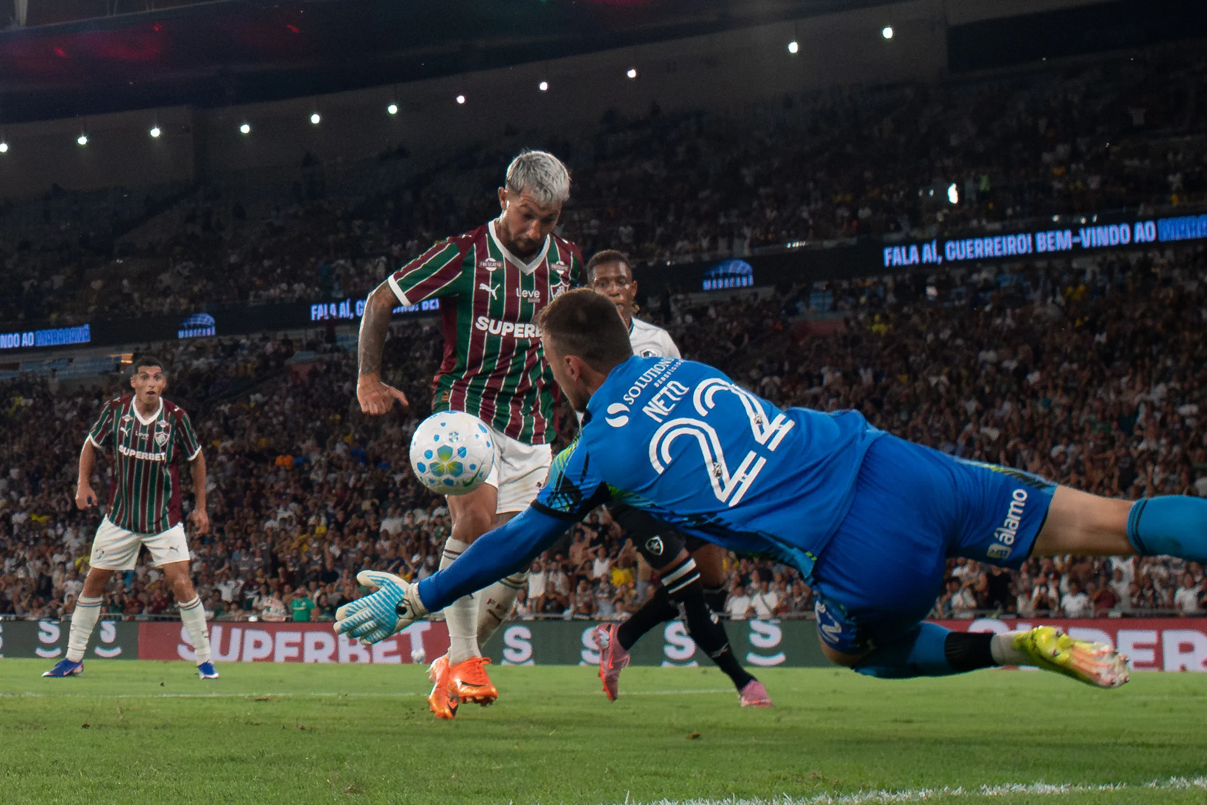 RJ – RIO DE JANEIRO – 12/02/2026 – BRASILEIRO A 2026, FLUMINENSE X BOTAFOGO – Lucho Acosta jogador do Fluminense e Neto goleiro do Botafogo no lance do gol durante partida no estadio Maracana pelo campeonato Brasileiro A 2026. Foto: Jorge Rodrigues/AGIF