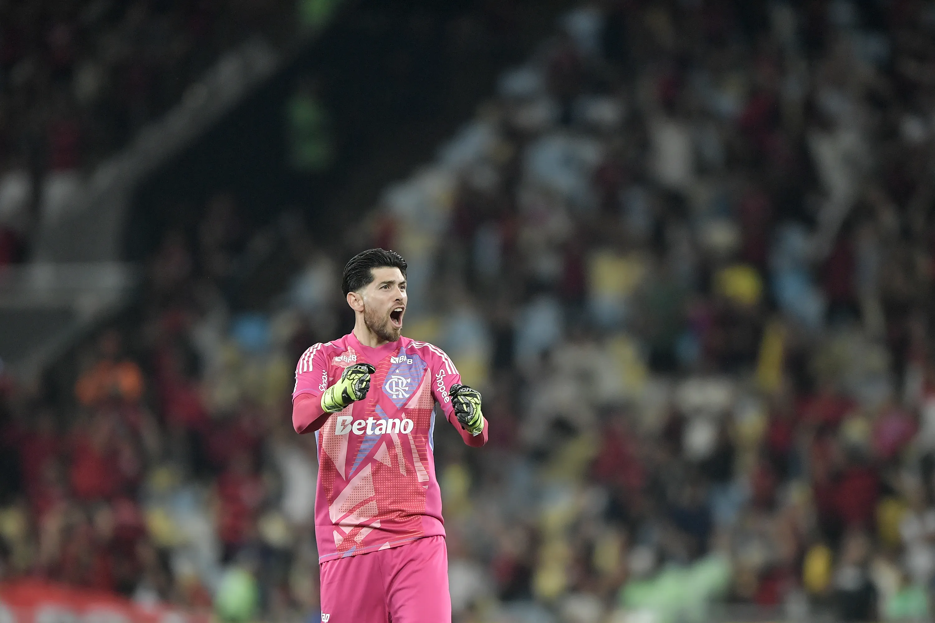 RJ – RIO DE JANEIRO – 21/01/2026 – CARIOCA 2026, FLAMENGO X VASCO – Rossi goleiro do Flamengo comemora gol durante partida contra o Vasco no estadio Maracana pelo campeonato Carioca 2026. Foto: Thiago Ribeiro/AGIF