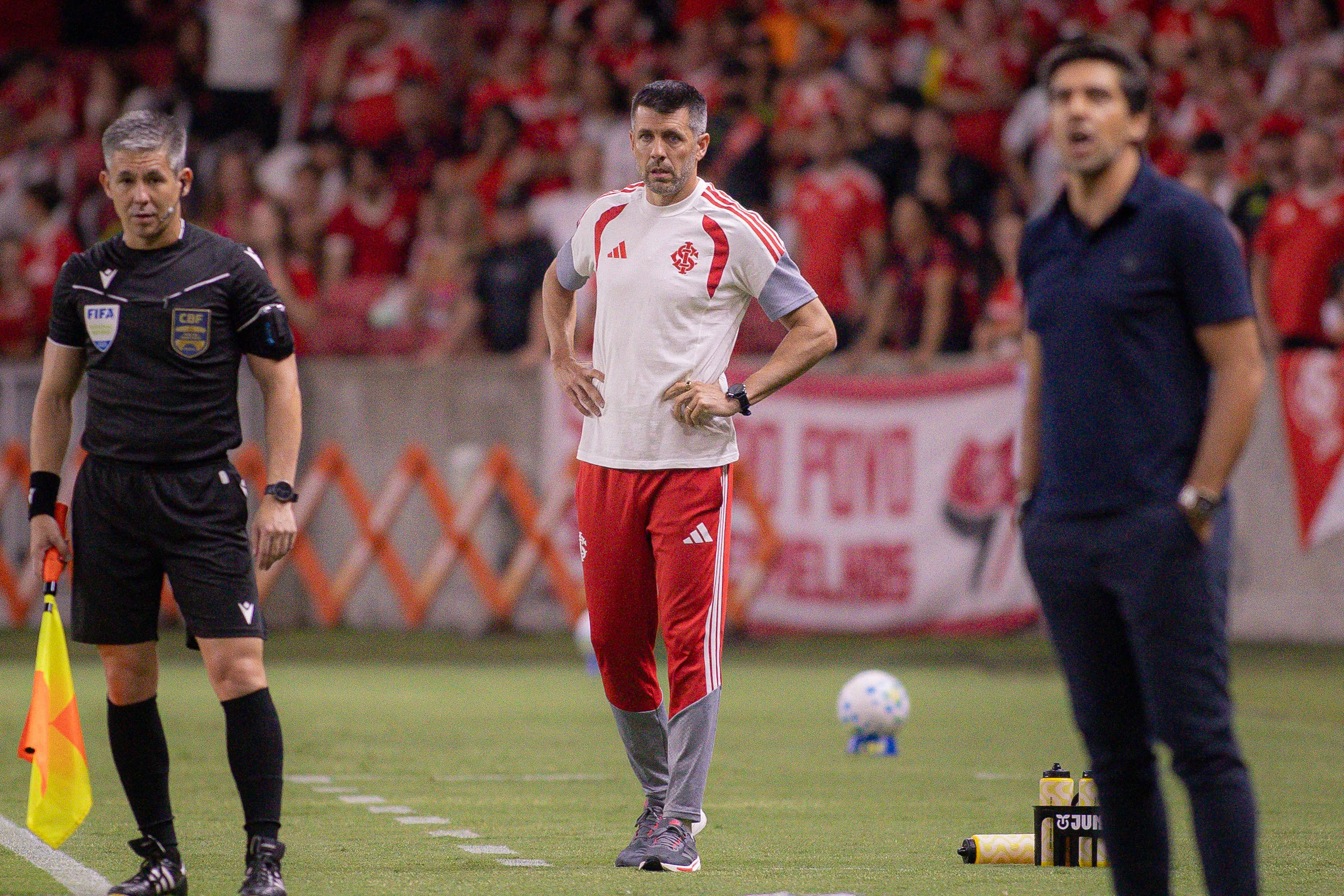 Paulo Pezzolano tecnico do Internacional durante partida contra o Palmeiras no estadio Beira-Rio pelo campeonato Brasileiro A 2026. Foto: Maxi Franzoi/AGIF