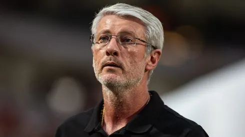 Odair Hellmann durante confronto contra o Santos no Brasileirão de 2026.