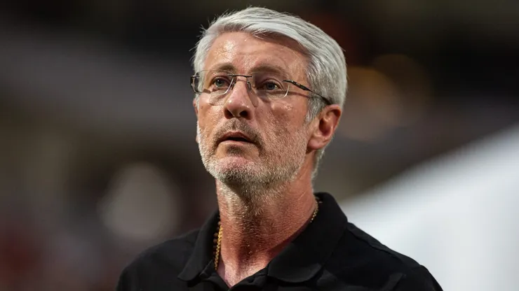 Odair Hellmann durante confronto contra o Santos no Brasileirão de 2026.