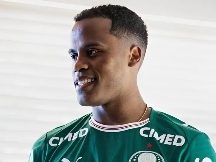 Jhon Arias, reforço do Palmeiras, desembarca no Brasil