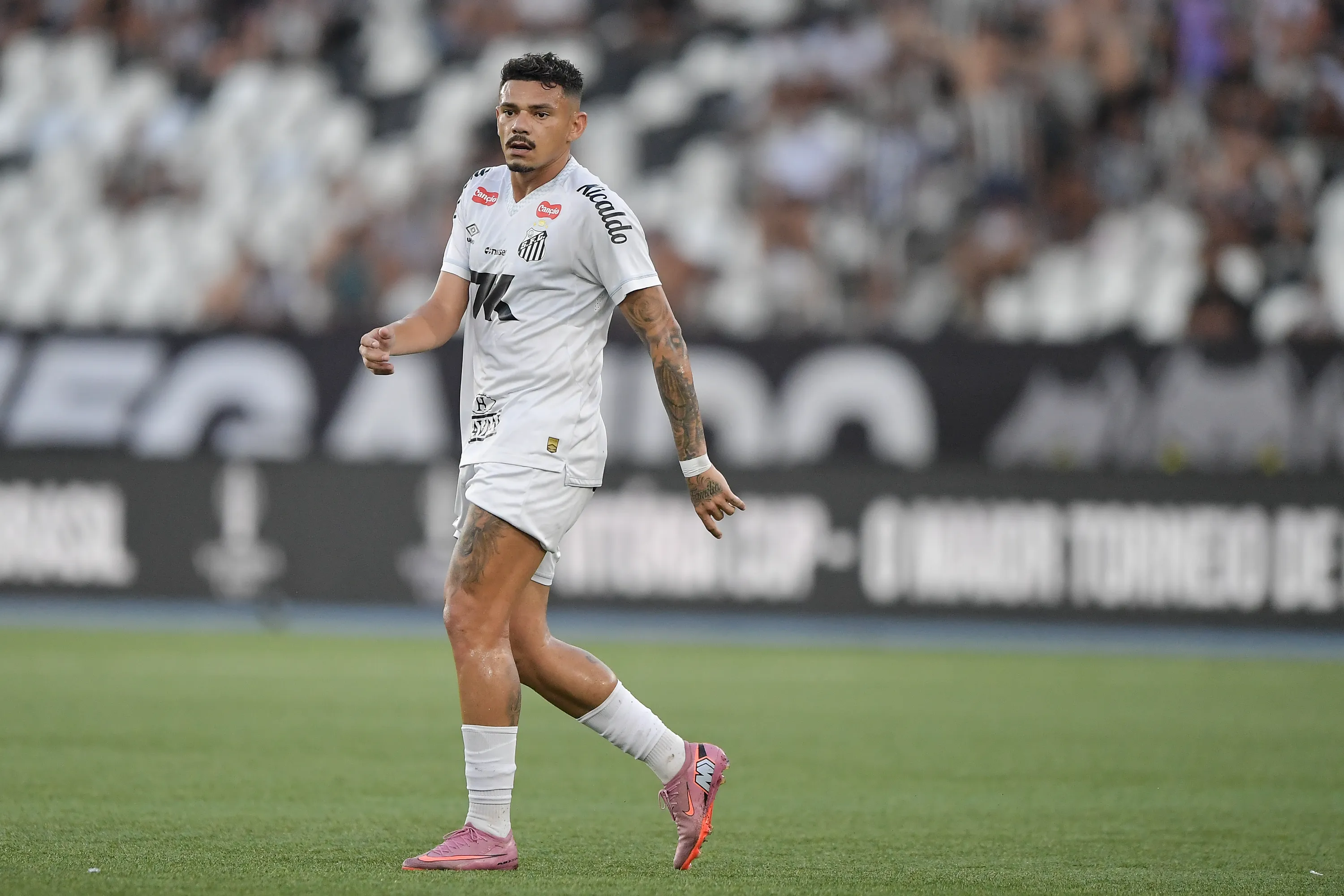 RJ – RIO DE JANEIRO – 26/10/2025 – BRASILEIRO A 2025, BOTAFOGO X SANTOS – Tiquinho Soares jogador do Santos durante partida contra o Botafogo no estadio Engenhao pelo campeonato Brasileiro A 2025. Foto: Thiago Ribeiro/AGIF