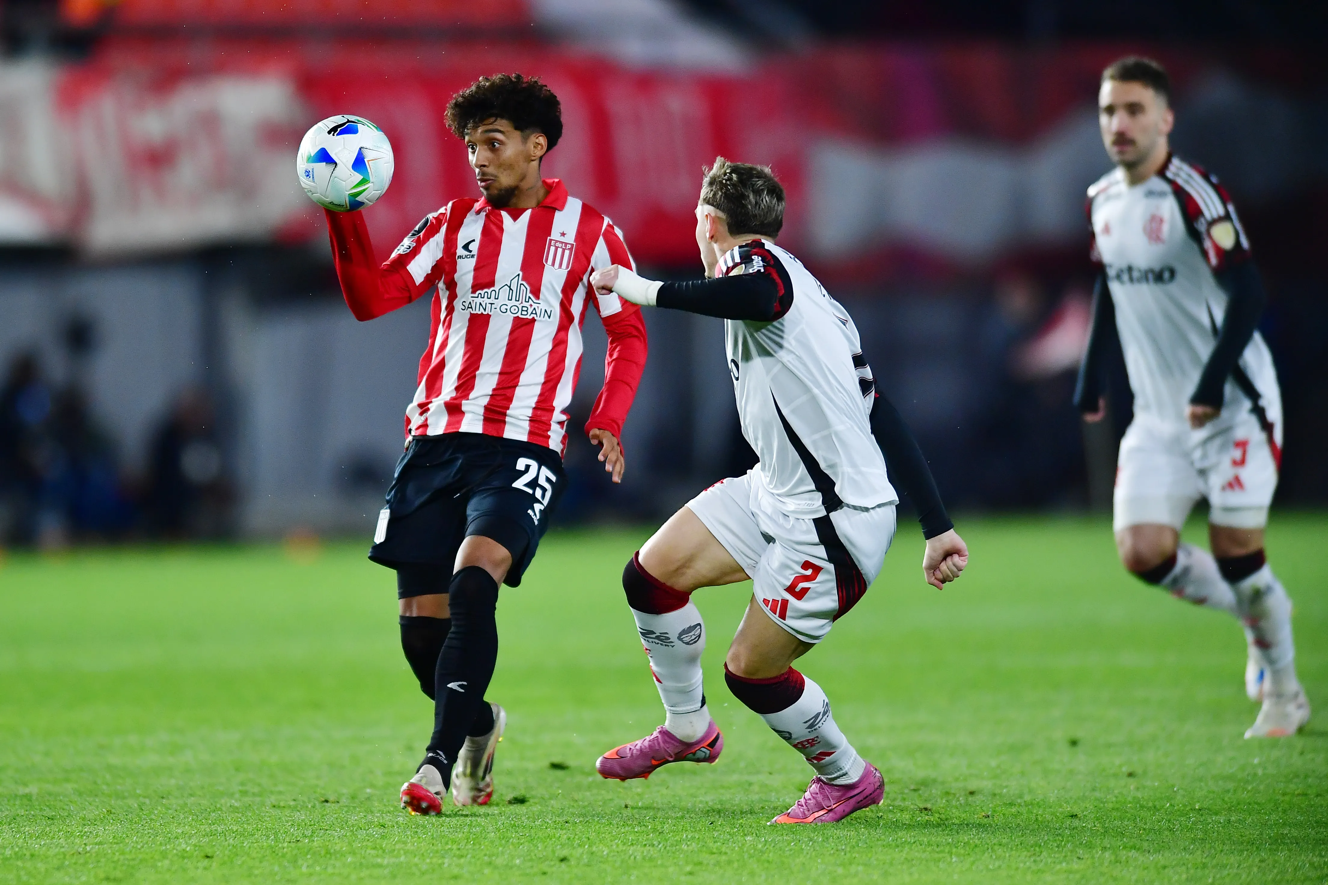 Cristian Medina em campo pelo Estudiantes. Foto: Marcelo Endelli/Getty Images