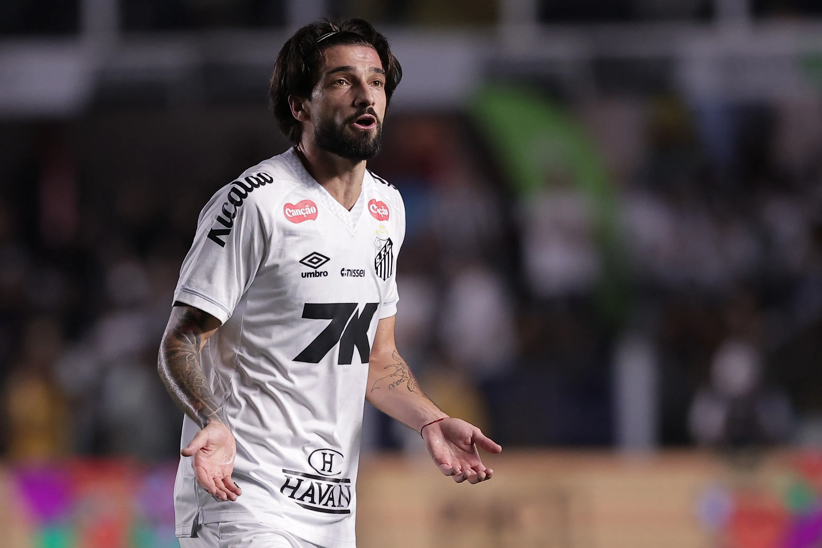 SP – SANTOS – 15/11/2025 – BRASILEIRO A 2025, SANTOS X PALMEIRAS – Lautaro Diaz jogador do Santos reclama com a arbitragem durante partida contra o Palmeiras no estadio Vila Belmiro pelo campeonato Brasileiro A 2025. Foto: Ettore Chiereguini/AGIF