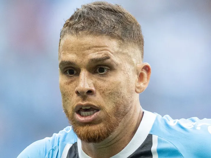 Cuéllar tem saída do Grêmio travada por conta de salário