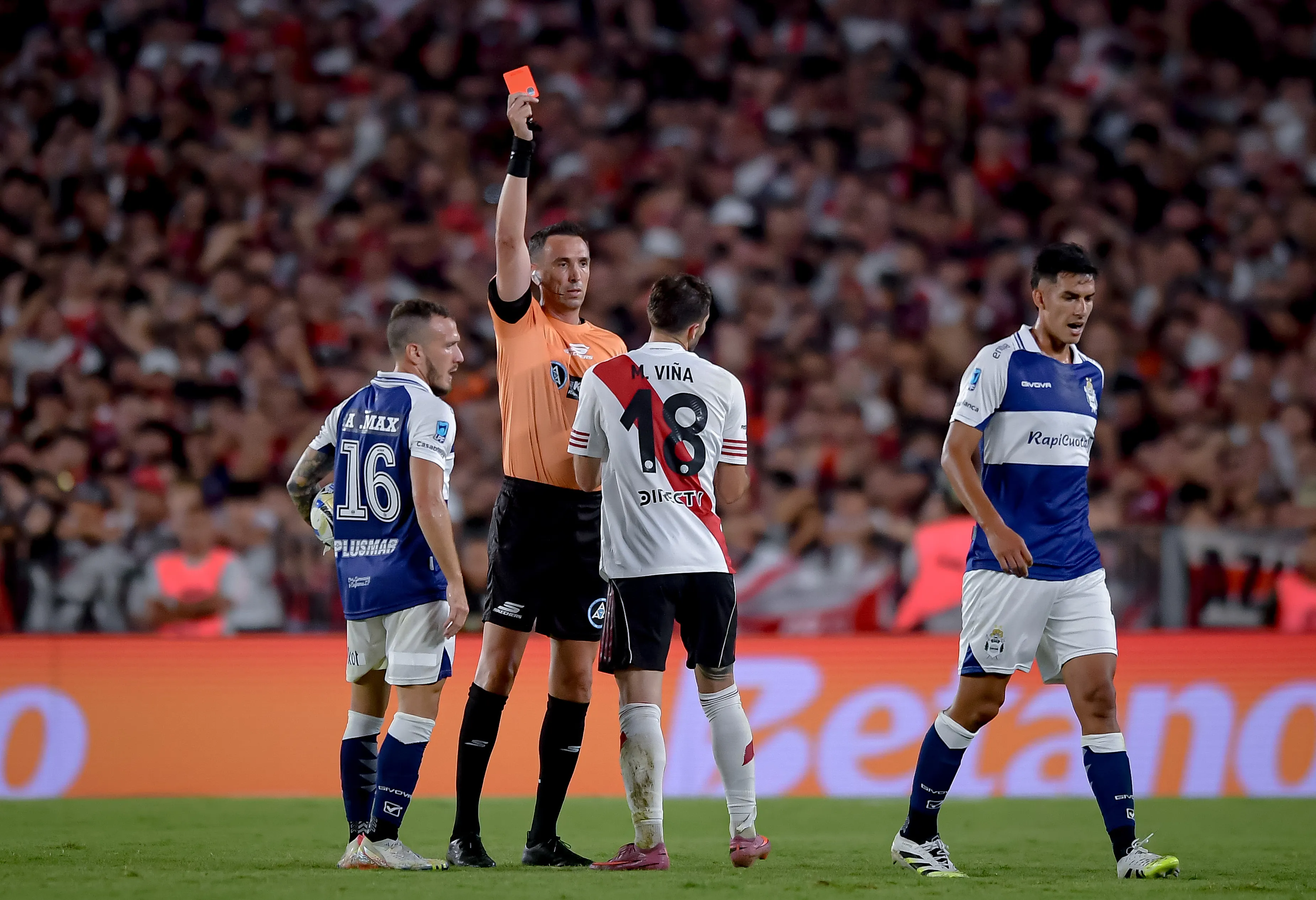 BUENOS AIRES, ARGENTINA – JANUARY 28: Referee Pablo Dovalo shows a red card to Matias Viña of River Plate during a Torneo Apertura Mercado Libre 2025 match between River Plante and Gimnasia La Plata at Estadio Más Monumental Antonio Vespucio Liberti on January 28, 2026 in Buenos Aires, Argentina. (Photo by Marcelo Endelli/Getty Images)