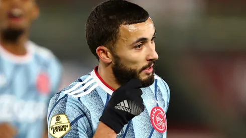 Zakaria Labyad durante partida pelo Ajax em 2021.