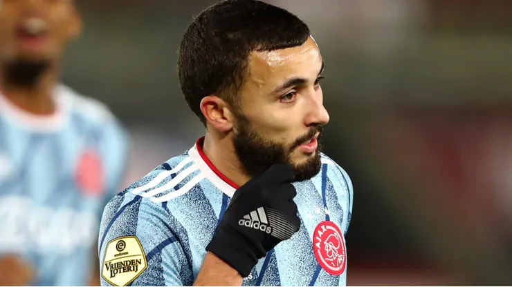 Zakaria Labyad durante partida pelo Ajax em 2021.