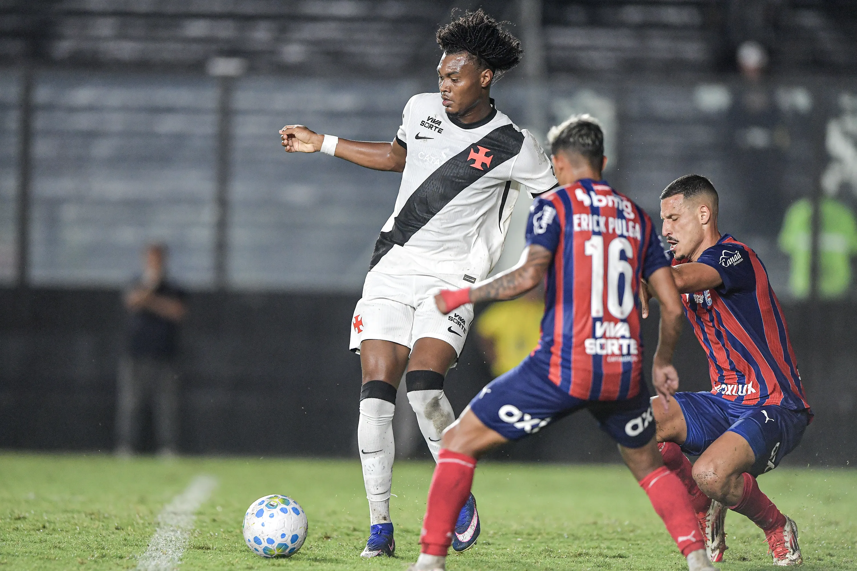 RJ – RIO DE JANEIRO – 11/02/2026 – BRASILEIRO A 2026, VASCO X BAHIA – GB jogador do Vasco durante partida contra o Bahia no estadio Sao Januario pelo campeonato Brasileiro A 2026. Foto: Thiago Ribeiro/AGIF