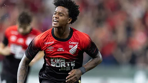 Bruninho jogador do Athletico-PR comemora seu gol durante partida contra o Operario no estadio Arena da Baixada pelo campeonato Paranaense 2026. Foto: Paulo De Tarso/AGIF