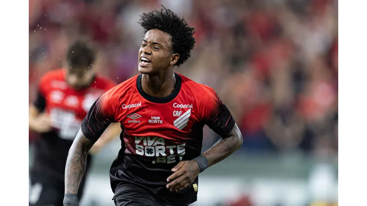 Bruninho jogador do Athletico-PR comemora seu gol durante partida contra o Operario no estadio Arena da Baixada pelo campeonato Paranaense 2026. Foto: Paulo De Tarso/AGIF