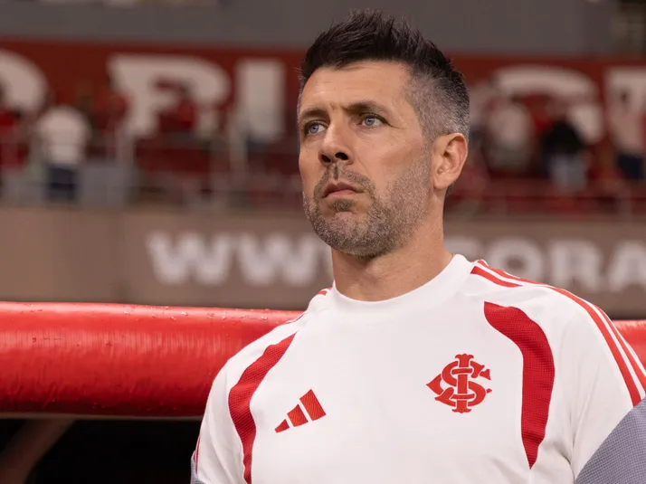 Pezzolano confirma que Internacional procura mais um zagueiro