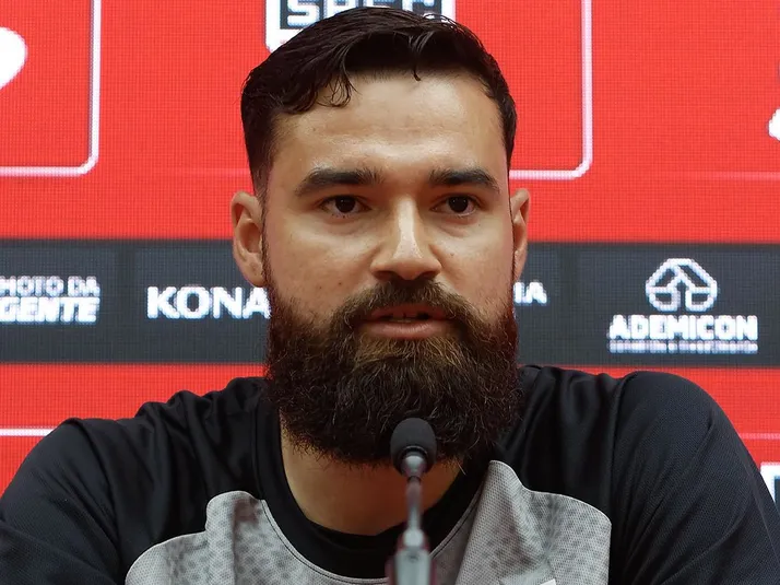 Carlos Coronel passa por procedimento por conta de cálculo renal no São Paulo